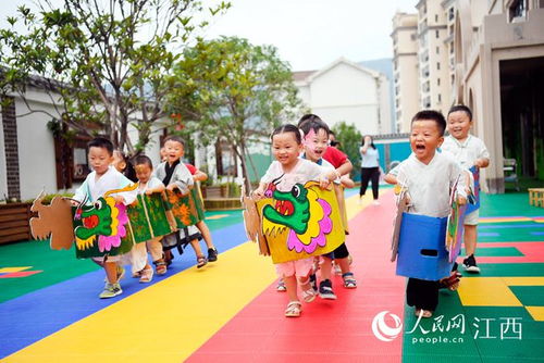 高清圖 做香囊 劃旱地龍舟 幼兒園師生熱鬧迎端午